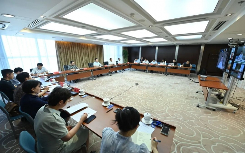中国民营经济钻研会进行半年度经济局势分析会 918博天堂集团董事会主席张荣华出席并作沉点讲话